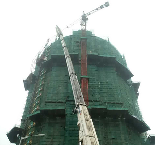 郊区吊车在工地上作业
